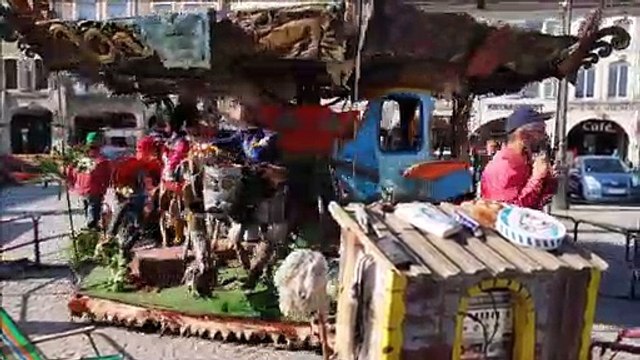 Le manège déjanté du Carrousel Titanos donne le top départ du festival des Arts de la rue qui se déroule tout ce week-end à Pont-à-Mousson