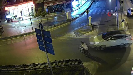 Köpeğin kovaladığı küçük çocuğu otomobil kaldırıma böyle savurdu