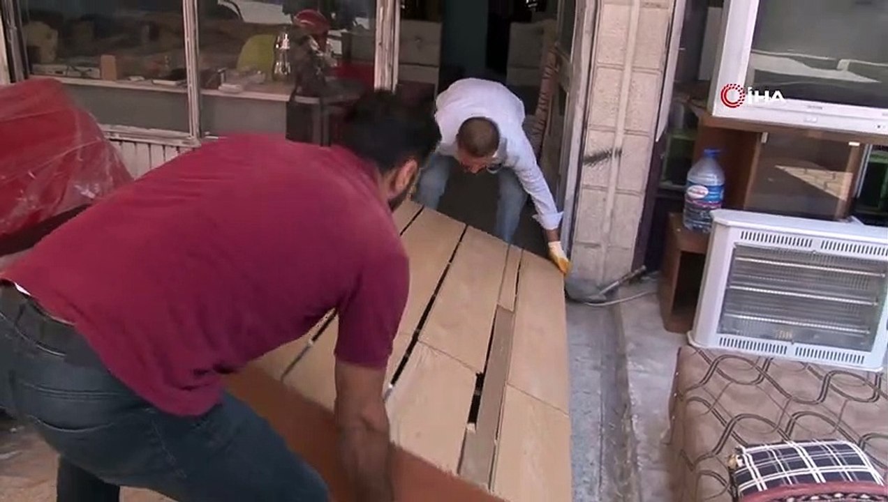 Çöplerden topladığı tahta sünger ve parke tek sermayesi