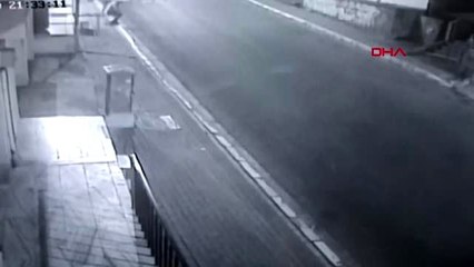 Kocaeli caddede bulunanlara tüfekle ateş etmeleri kameraya yansıdı