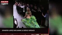 Jennifer Lopez enflamme le défilé Versace avec une robe emblématique (Vidéo)