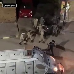 Tutuşan Sisi, polisleri halkın üstüne saldı! Gencin çığlıkları kameralara böyle yansıdı