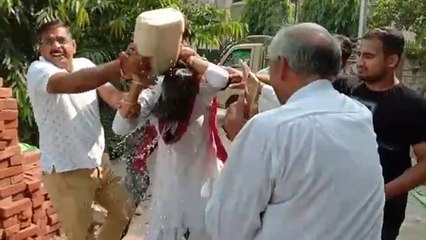 महिला भाजपा नेता आत्मदाह की कोशिश के दौरान हुई बेहोश