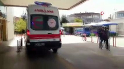 Sebze yüklü kamyonet devrildi: 2 yaralı...Yol trafiğe kapandı, uzun araç kuyrukları oluştu