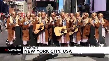 Friends 25th anniversary: Dozens of Phoebe look-alikes perform in New York