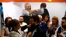 El presidente del PP Pablo Casado recibe el pañuelo de fiestas de Logroño