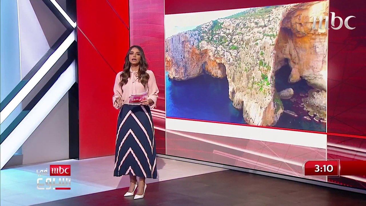 مغارة "أزارو" في إيطاليا.. كهف مائي مضاء بضوء أزرق غريب
