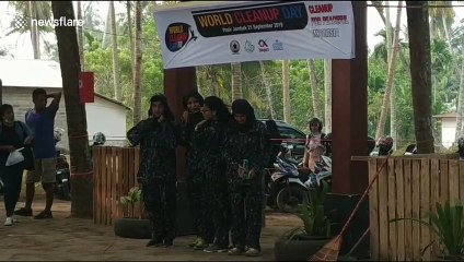 Indonesian army joins hundreds of locals for "World Cleanup Day"