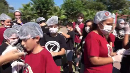 Çocuklar sahil temizliği yaparak çevre kirliliğine dikkat çekti