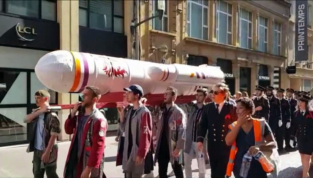 Étudiants dans la ville-ville-ville