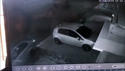 Câmera mostra motorista fugindo após bater em carro estacionado