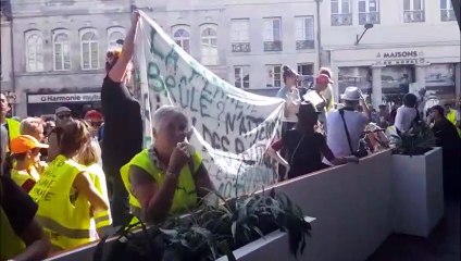 Les gilets jaunes manifestent à l'entrée de Livres dans la Boucle