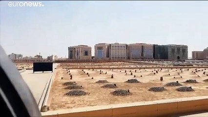 شاهد: هنا دفن بن علي.. جثمان الرئيس التونسي المخلوع يوارى الثرى بالمدينة المنورة