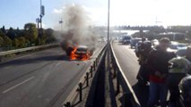 Haliç Köprüsü girişinde bir otomobil alev alev yandı, trafik felç oldu