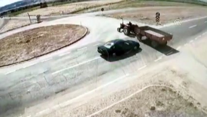 Otomobil traktörle çarpıştı: 2 ölü, 1 yaralı - AFYONKARAHİSAR