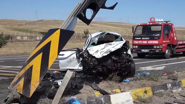 Kırıkkale'de Trafik Kazası, Otomobiller Kafa Kafaya Çarpıştı