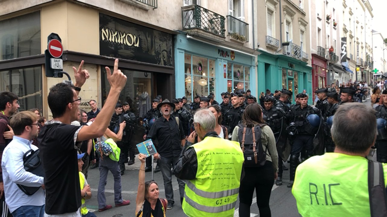 Angers. Manifestants et forces de l'ordre face à face rue du Mail