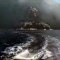 Des touristes en bateau fuient l'éruption du volcan Stromboli.