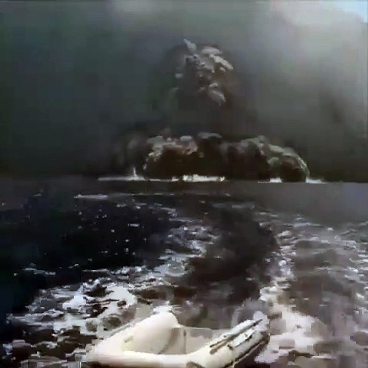 Des touristes en bateau fuient l'éruption du volcan Stromboli.