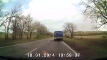 Un panneau publicitaire tombe sur la route à Magnitogorsk en Russie. Drame évité de peu