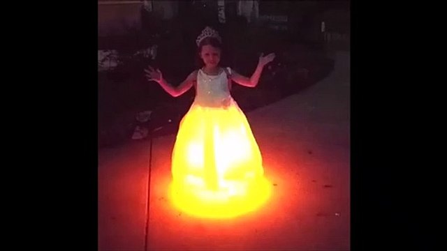 Cette fillette est prête pour Halloween... Robe de princesse qui s'illumine et change de couleur