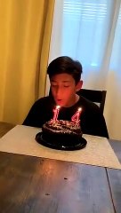 Mettre la tête dans le gâteau d'anniversaire (Fail)