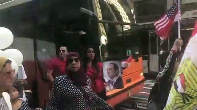 بأعلام مصر وهتافات معاك يا سيسي.. حشود مصرية لتأييد الرئيس من أمام محل إقامته في نيويورك