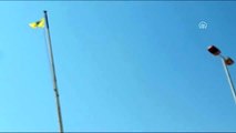 YPG/PKK bir bayrağını indirip diğerini astı - TEL