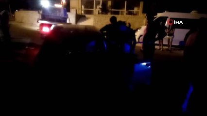 Otomobil park halindeki öğrenci servisine çarptı: 2 yaralı