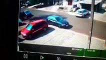 Vídeo mostra motorista atingido carro estacionado e indo embora, no Floresta