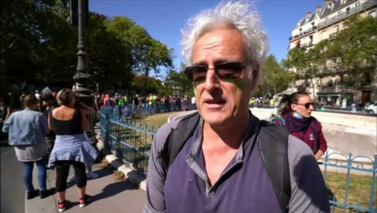 Violent clashes at climate change protest in Paris