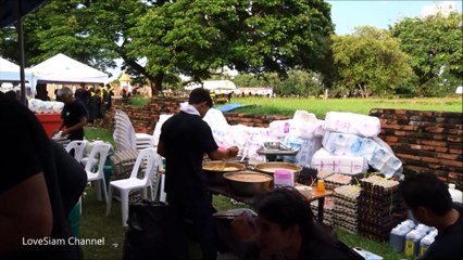 Cooking big omelette in Thaiand