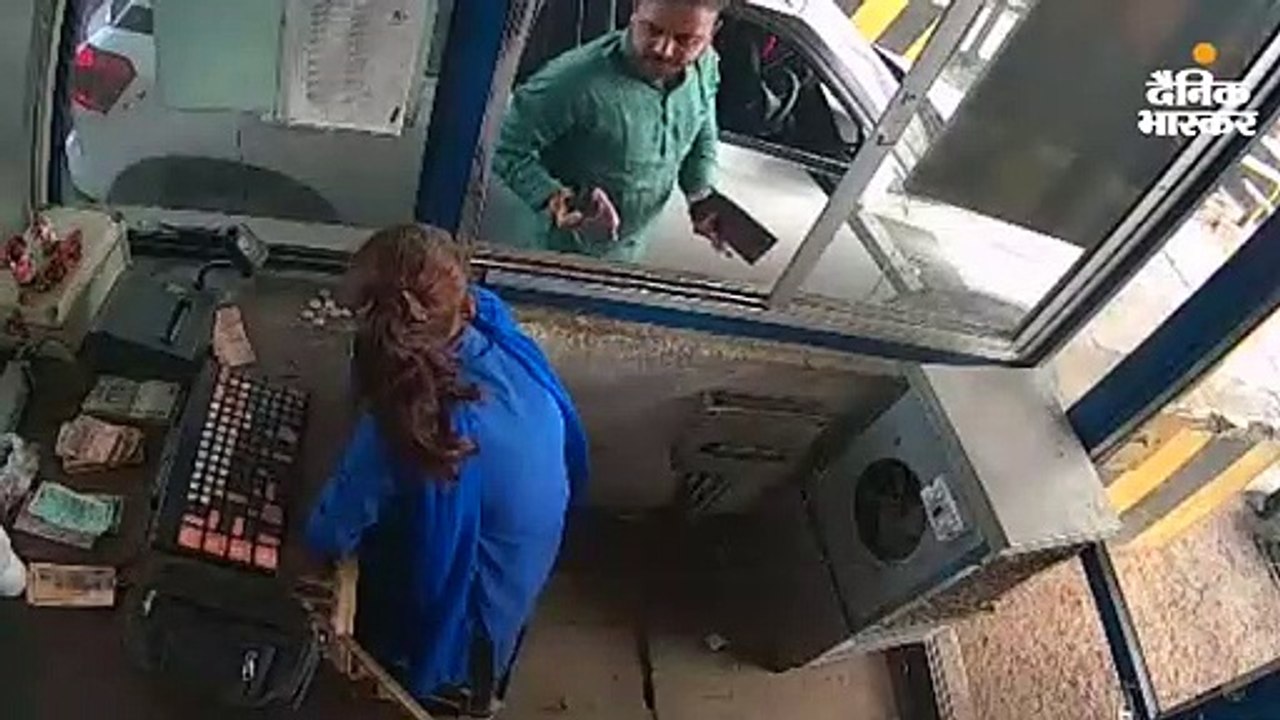 जालौन में भाजपा नेता ने महिला टोल कर्मी से अभद्रता की, बैरीकेडिंग तोड़कर गाड़ी ले गए