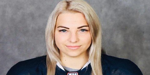 "Angelita rubia" rusa que juega al hockey provoca una batalla campal en pleno partido