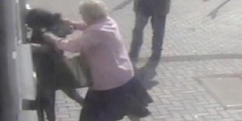 Octogenaria "justiciera" se lo hace pasar muy mal a una ladrona que la robaba en un cajero automático