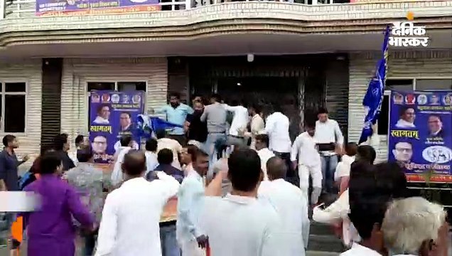 बसपा उम्मीदवार के कार्यकर्ता सम्मेलन में चली लाठियां, प्रोग्राम के बीच से निकले सांसद मिश्रा