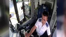 Otobüs sürücüsü bayılan yolcuyu hastaneye yetiştirdi
