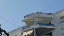 Report TV - Shkëputet fasada në ballkonin e katit të fundit të një pallati te Drejtoria e Policisë