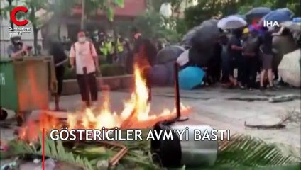 Göstericiler AVM'yi bastı, polis gazla müdahale etti