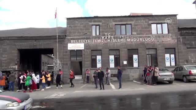 Haydi hep birlikte harekete geç sloganıyla çöp topladılar - KARS