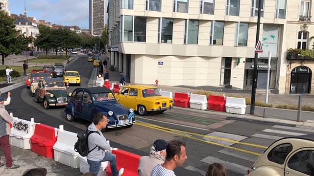 Neuvième traversée de Nantes en voitures anciennes