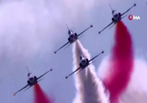 TEKNOFEST'in son gününde Solo Türk ve Türk Yıldızları'ndan nefes kesen gösteri