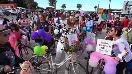 Süslü Kadınlar bisikletleriyle sokakta