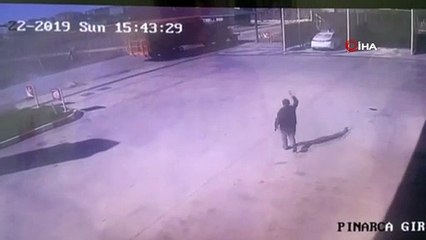 Alev topuna dönen traktör kamerada