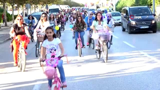 Süslü kadınlar çevre için pedal çevirdi