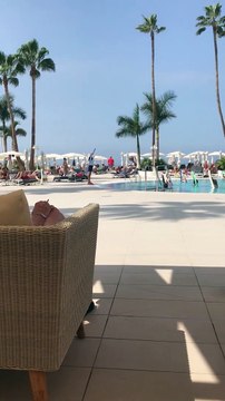 Ce touriste fait le cours d'aérobic de son fauteuil au bord de la piscine !