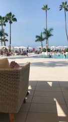 Ce touriste fait le cours d'aérobic de son fauteuil au bord de la piscine !
