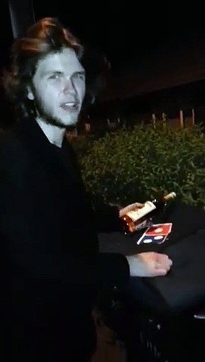 Il tombe sur un scooter Dominos Pizza avec un pizza dedans !