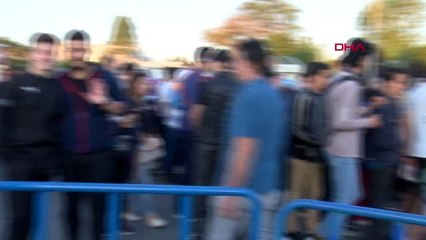 Havalimanı metro seferleri durduruldu, vatandaşlar yollara döküldü