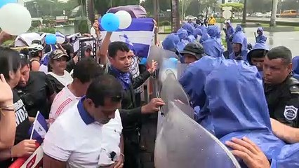 Policía impide marcha opositora en Nicaragua